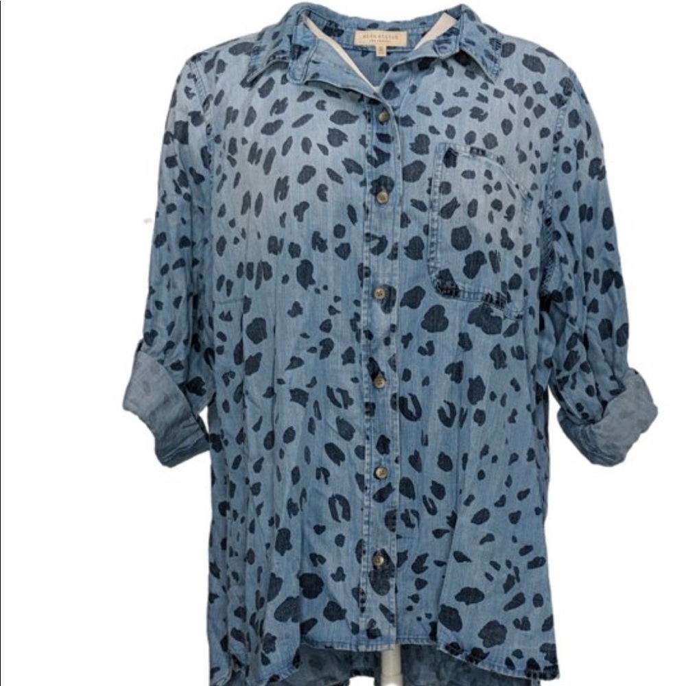 Side Stitch Blue Animal Print Button down with Roll-Tab Sleeves size 1X.